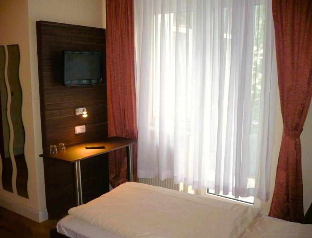 Hotel Ariana Cologne Exterior photo