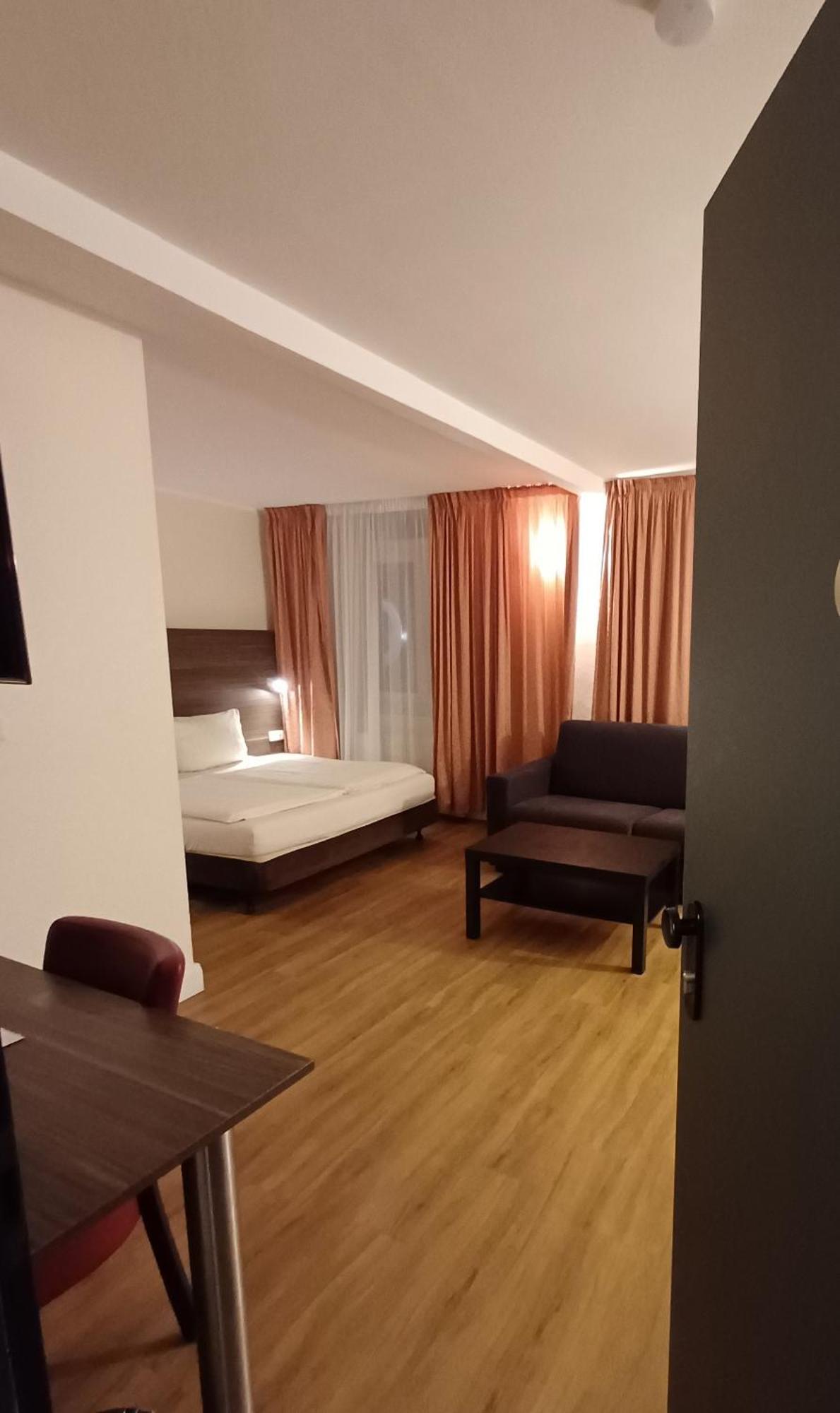 Hotel Ariana Cologne Exterior photo